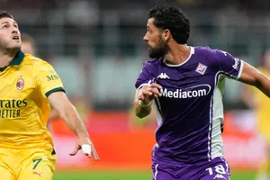 Fiorentina arremete contra Santiago Giménez por penal: “Es escandalosa su acción”