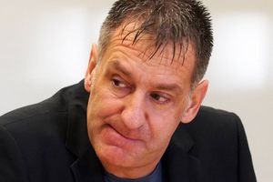 De millonario portero del City a sobrevivir con 2 euros: la caída económica de Eike Immel