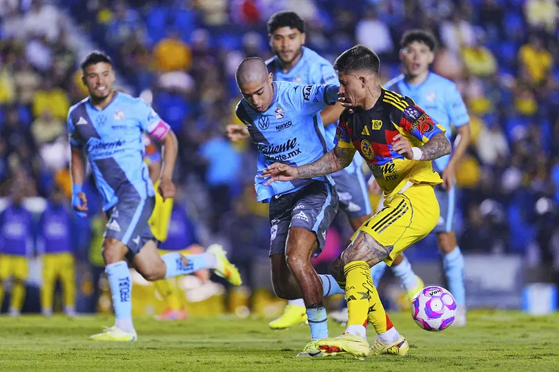 Álvaro de la Rosa cometió penal contra América en el partido del Apertura 2025 | IMAGO 7