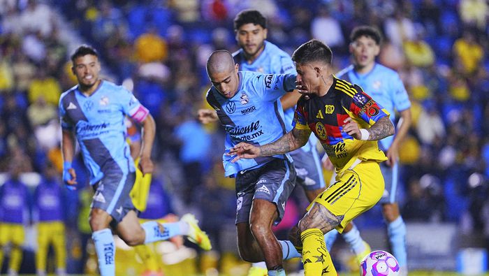 Álvaro de la Rosa cometió penal contra América en el partido del Apertura 2025 | IMAGO 7