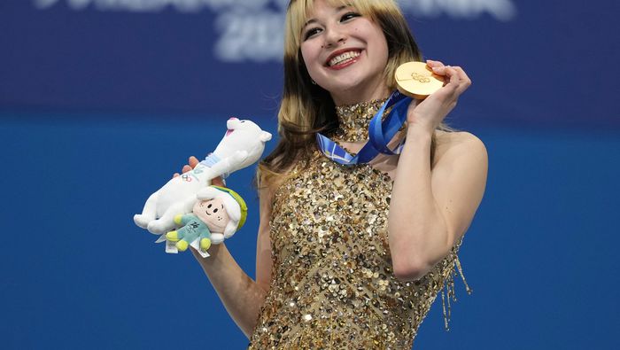 Alysa Liu presume su medalla tras la prueba de programa libre en patinaje artístico | AP