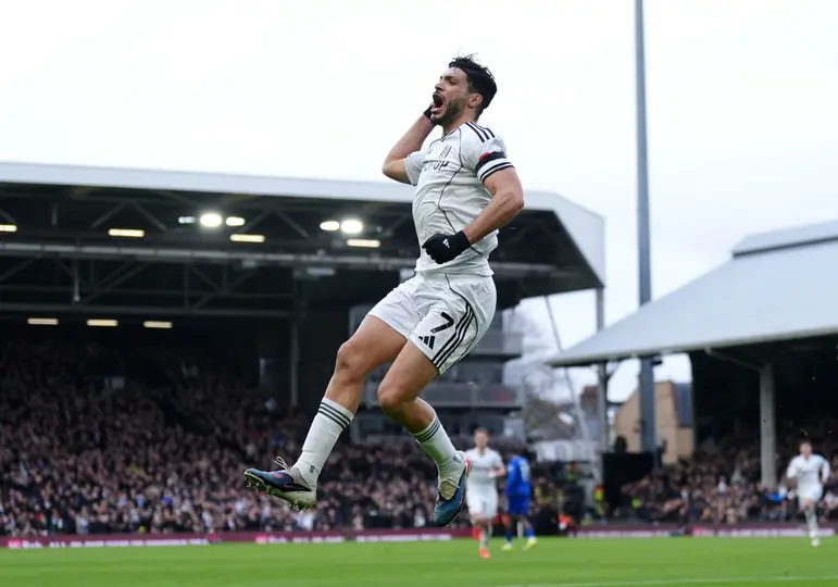 Raúl Jiménez festejando un gol en Craven Cottage | AP