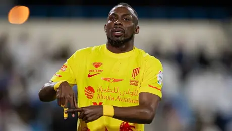 Julián Quiñones se luce con hat-trick en la victoria de Al-Qadisiya ante Al-Okhdood y empata a CR7 en la tabla de goleo