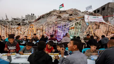 Palestinos se reúnen para una comida masiva organizada por una organización de derechos humanos | AFP