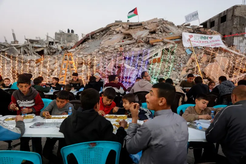 Palestinos se reúnen para una comida masiva organizada por una organización de derechos humanos | AFP
