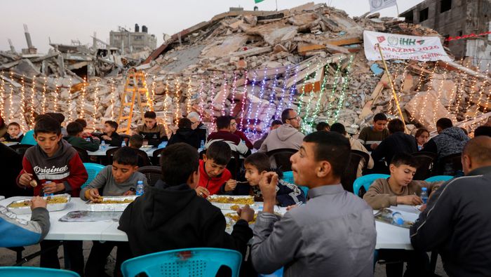 Palestinos se reúnen para una comida masiva organizada por una organización de derechos humanos | AFP