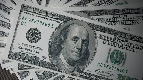 Es buen momento para comprar dólares o cambiar, según tus intereses / FREEPIK