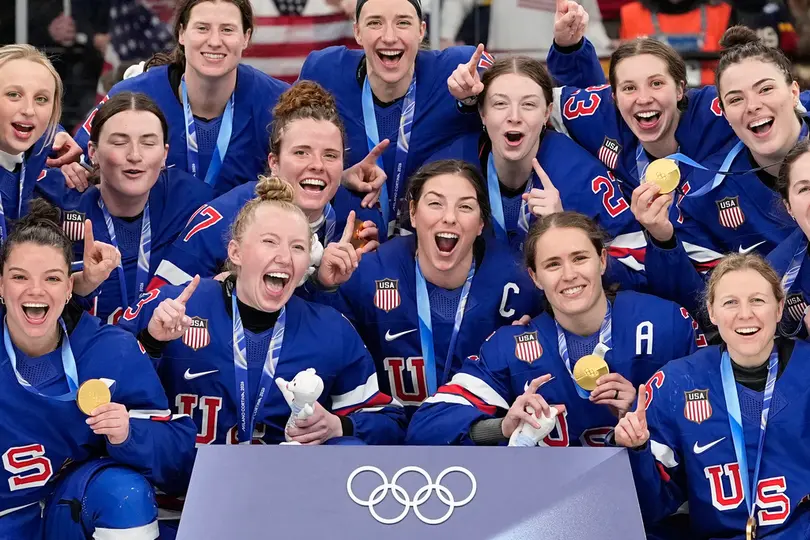 El equipo femenil de Estados Unidos celebra su oro ganado en la Final ante Canadá | AP