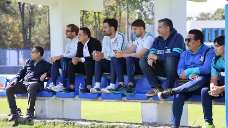 Víctor Velázquez visita La Noria previo al encuentro entre Cruz Azul y Chivas