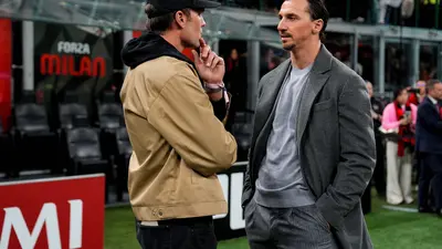 Tom Brady, de visita en San Siro, recibe una camiseta del Milan de manos de Zlatan Ibrahimović