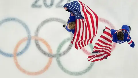 Jugadoras de Estados Unidos celebran la victoria contra Canadá en la Final de hockey femenino | AP