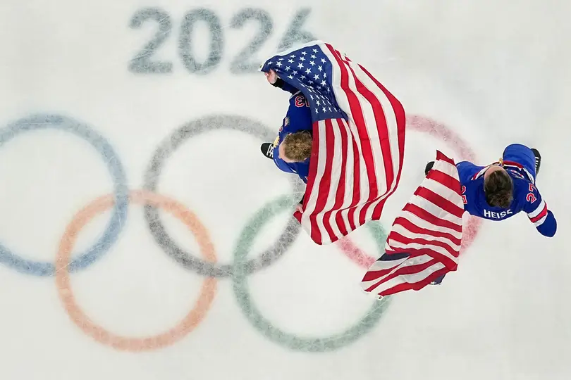Jugadoras de Estados Unidos celebran la victoria contra Canadá en la Final de hockey femenino | AP