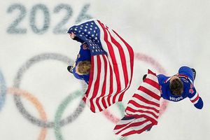 Jugadoras de Estados Unidos celebran la victoria contra Canadá en la Final de hockey femenino | AP
