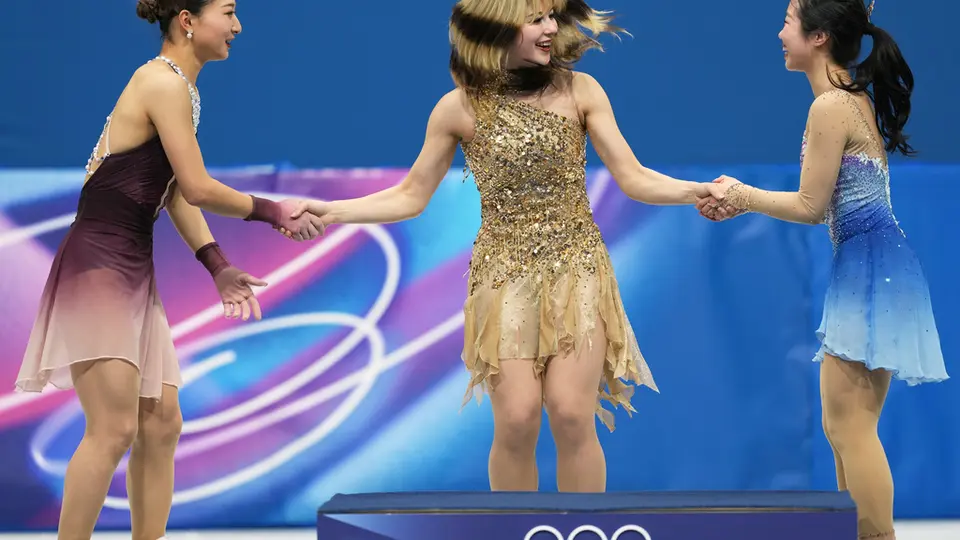 Las japonesas Kaori Sakamoto y Ami Nakai felicitan a Alysa Liu | AP