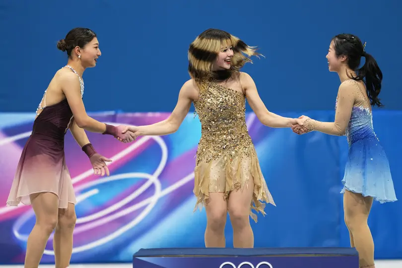Las japonesas Kaori Sakamoto y Ami Nakai felicitan a Alysa Liu | AP