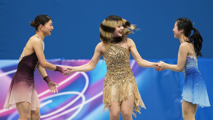 Las japonesas Kaori Sakamoto y Ami Nakai felicitan a Alysa Liu | AP