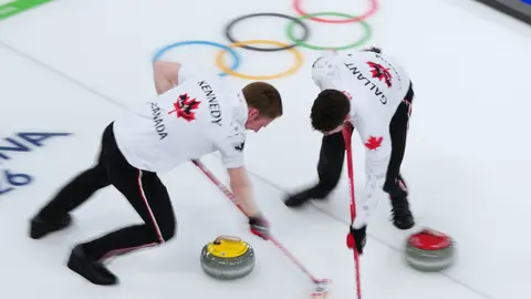 Jugadores de Canadá en la competencia de curling | AP