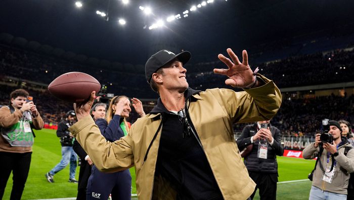 Brady lanza un balón previo al partido entre AC Milan y Como 1907 | AP