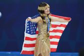 Liu celebra con la bandera de Estados Unidos tras ganar el oro | AP