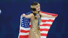 Liu celebra con la bandera de Estados Unidos tras ganar el oro | AP