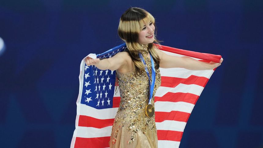 Liu celebra con la bandera de Estados Unidos tras ganar el oro | AP