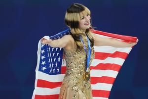 Liu celebra con la bandera de Estados Unidos tras ganar el oro | AP