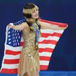 Liu celebra con la bandera de Estados Unidos tras ganar el oro | AP