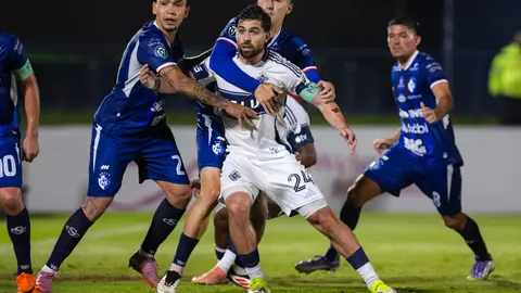Cartagines de Costa Rica defendiendo un tiro libre ante el Vancouver Whitecaps | MEXSPORT