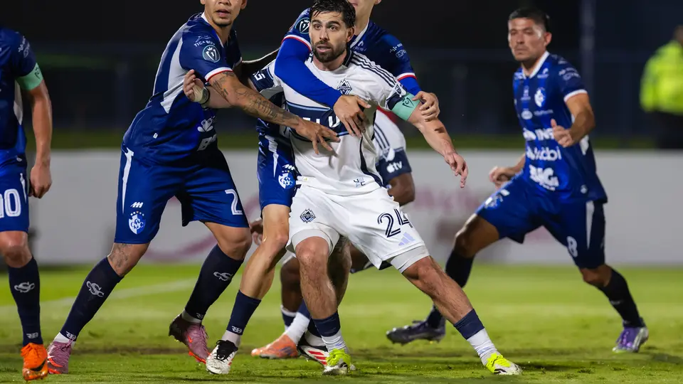Cartagines de Costa Rica defendiendo un tiro libre ante el Vancouver Whitecaps | MEXSPORT