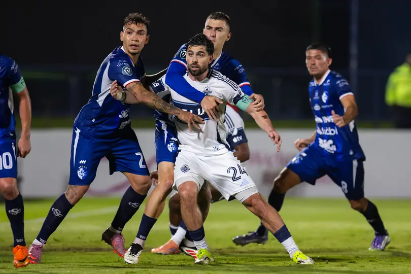 Cartagines de Costa Rica defendiendo un tiro libre ante el Vancouver Whitecaps | MEXSPORT