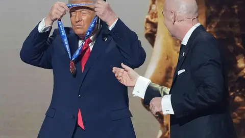 Donald Trump se coloca su medalla del Premio de la Paz de la FIFA junto a Infantino | AP