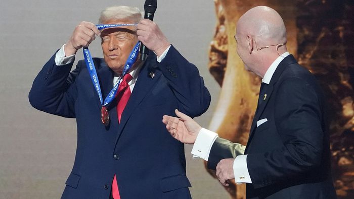 Donald Trump se coloca su medalla del Premio de la Paz de la FIFA junto a Infantino | AP