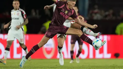 Rodrigo Castillo pelea el balón con Lucas Paqueta en la Recopa Sudamericana | AP