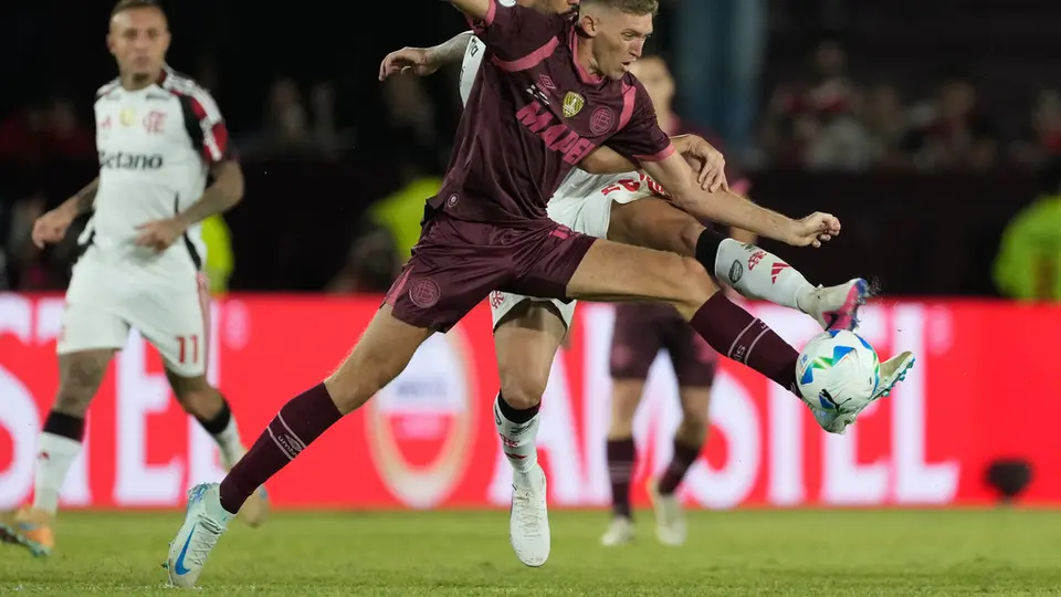 Rodrigo Castillo pelea el balón con Lucas Paqueta en la Recopa Sudamericana | AP