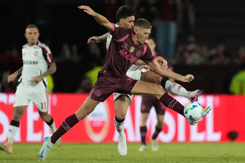 Rodrigo Castillo pelea el balón con Lucas Paqueta en la Recopa Sudamericana | AP