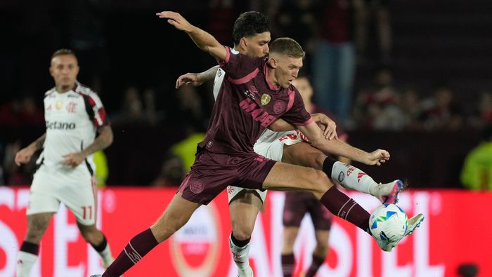 Rodrigo Castillo pelea el balón con Lucas Paqueta en la Recopa Sudamericana | AP