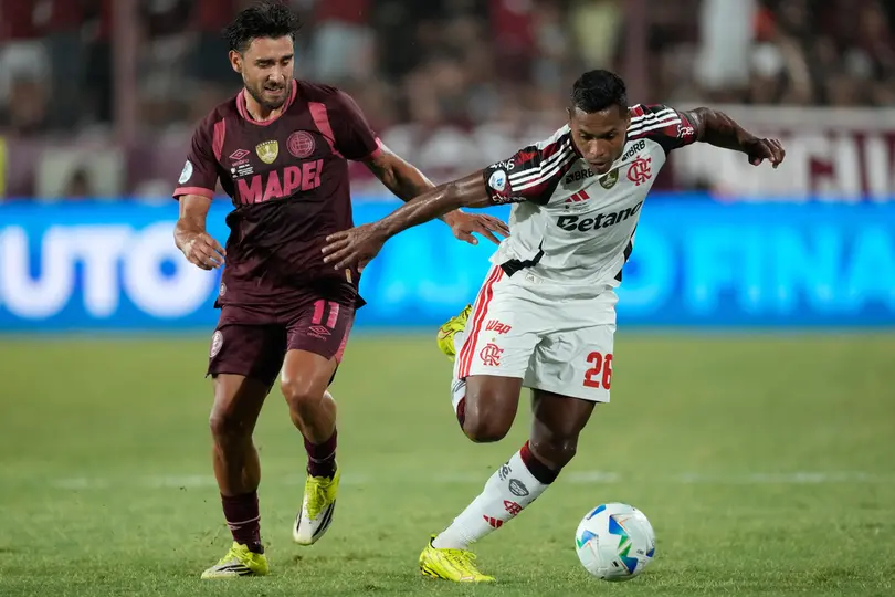 Alex Sandro y Eduardo Salvio pelean en la Recopa Sudamericana | AP