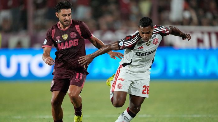 Alex Sandro y Eduardo Salvio pelean en la Recopa Sudamericana | AP