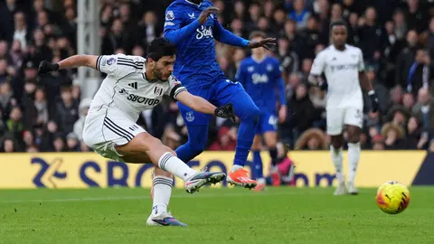 Raúl Jiménez enfrentando a Idrissa Gueye en un Fulham vs Everton | AP
