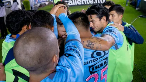 Jugadores de Puebla festejan con Emiliano Gómez el gol ante América en el Apertura 2025 | IMAGO 7