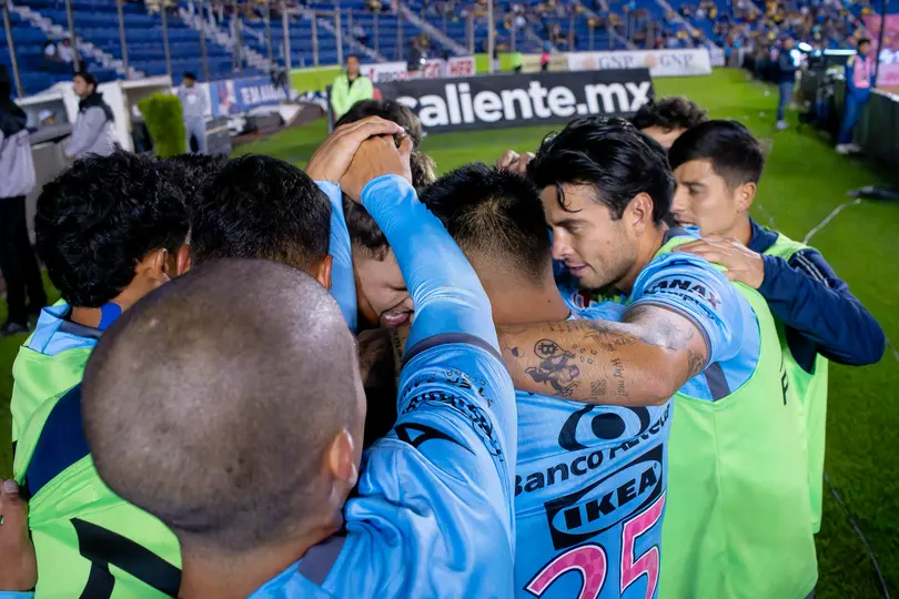 Jugadores de Puebla festejan con Emiliano Gómez el gol ante América en el Apertura 2025 | IMAGO 7