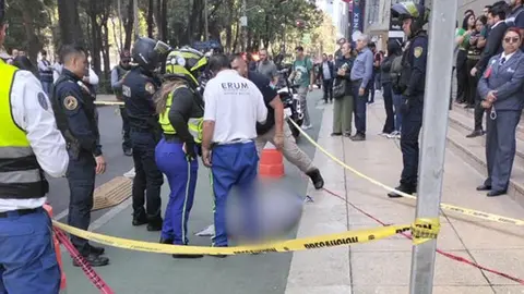Mujer fallece tras caer desde un edificio en Paseo de la Reforma, en la CDMX./ X: @ULTIMAHORAENX