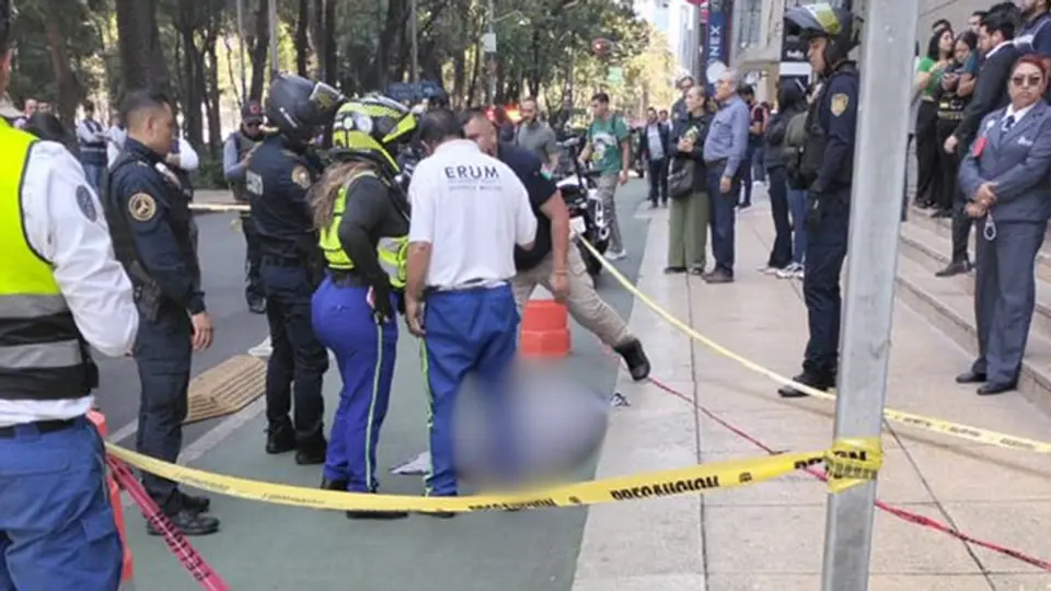 Mujer fallece tras caer desde un edificio en Paseo de la Reforma, en la CDMX./ X: @ULTIMAHORAENX
