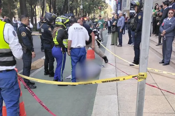 Mujer fallece tras caer desde un edificio en Paseo de la Reforma, en la CDMX./ X: @ULTIMAHORAENX