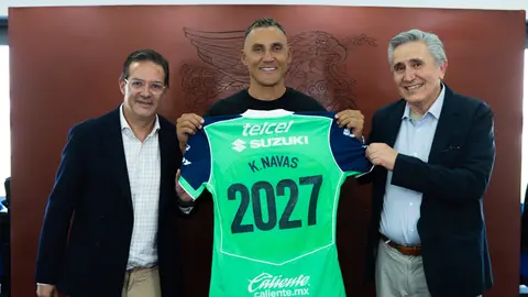 Keylor Navas con la directiva en la presentación oficial de su nuevo contrato | X: @PumasMX