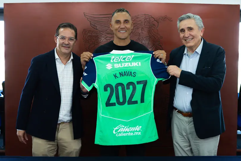 Keylor Navas con la directiva en la presentación oficial de su nuevo contrato | X: @PumasMX