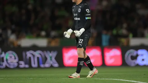 Luis Cárdenas disputando un partido con Rayados de Monterrey l MEXSPORT
