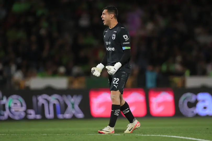 Luis Cárdenas disputando un partido con Rayados de Monterrey l MEXSPORT
