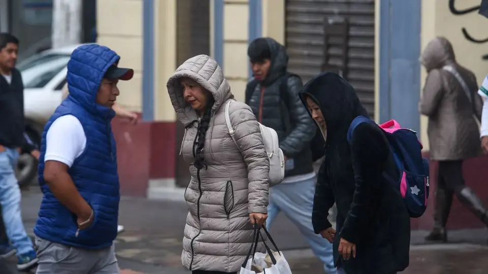 Autoridades recomiendan el uso de varias capas de ropa ante el descenso térmico en el sur y poniente de la ciudad.
/ X