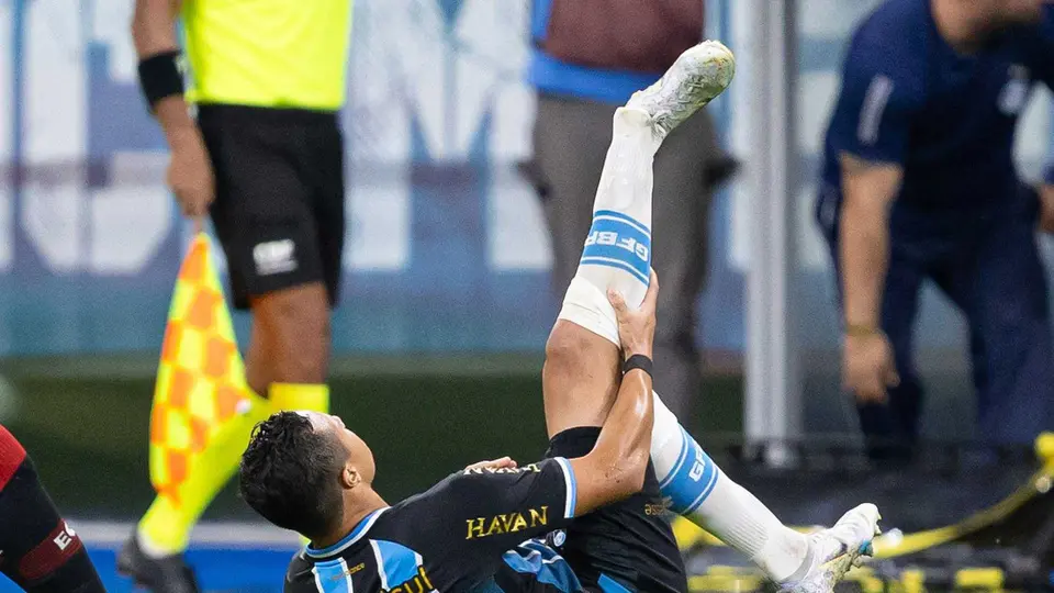 El tobillo de Marlon de Gremio quedó volteado de forma antinatural | GROSBY